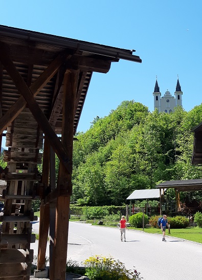 Foto: Wolfgang Dröthandl / Wandertour / Prochenberg von Maria Seesal / Zunächst führt der Weg von der Wallfahrtskirche bergab... / 19.06.2021 13:17:32