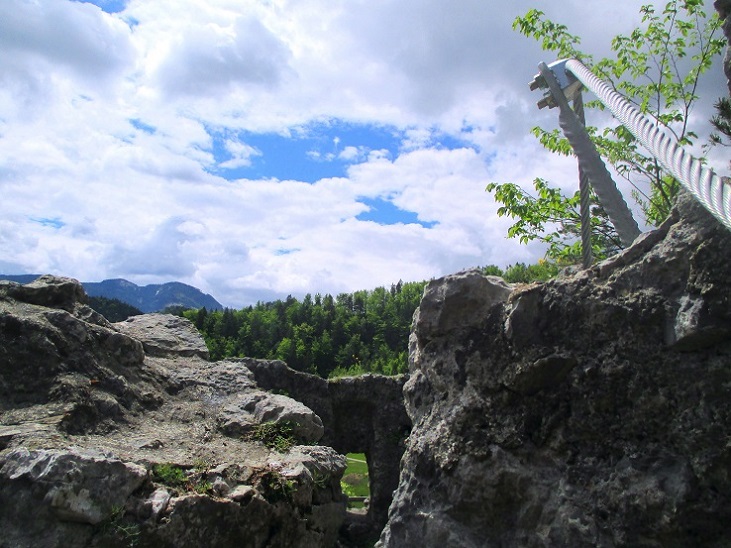 Foto: Andreas Koller / Klettersteigtour / Koschlak Klettersteig Bad Eisenkappel (720m) / Ausstieg über die Mauer der Ruine Türkenschanze / 07.06.2021 00:54:45