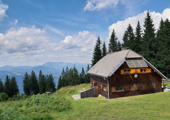 Foto: Wolfgang Dröthandl / Wandertour / Aus dem Mürztal auf die Stanglalpe (Stanglalm) / Leopold Wittmaier - Hütte auf der Stanglalm gegen Hohe Veitsch / 15.08.2021 19:17:24