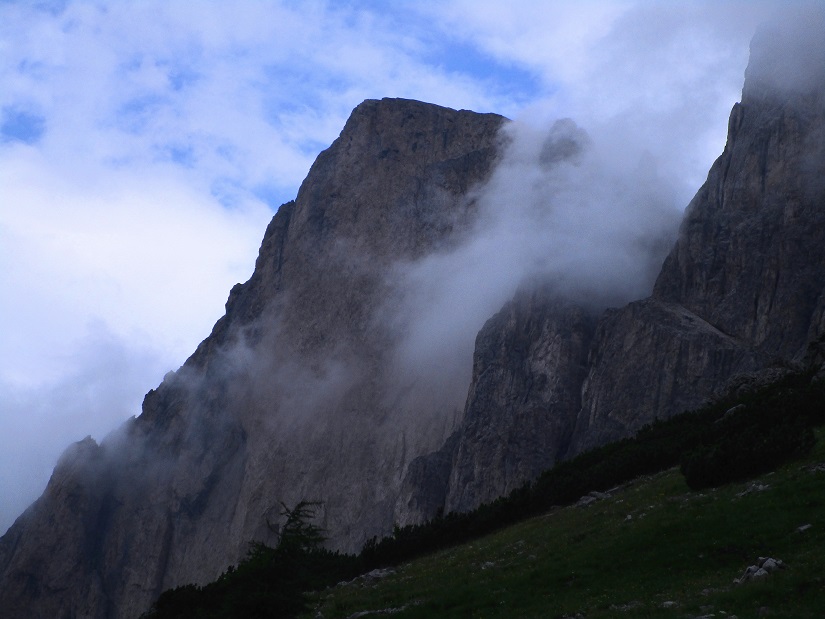 Foto: Andreas Koller / Klettersteigtour / Masaré Klettersteig über dem Rif. Roda di Vael (2607m) / Rotwand in Wolkenfetzen / 22.09.2021 02:10:01