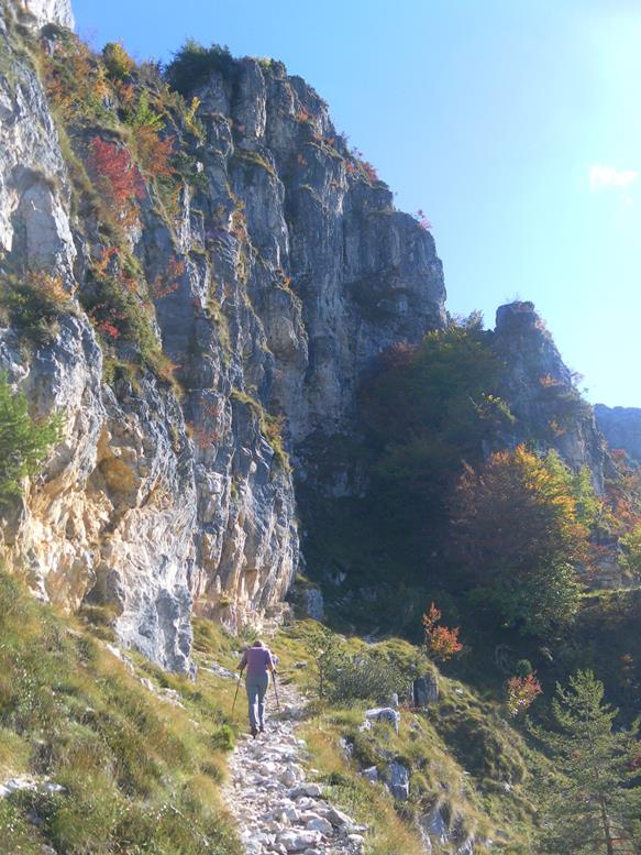 Foto: Wolfgang Lauschensky / Wandertour / Cima Levante 2019m Überschreitung / Querung unter den Felsen / 19.10.2021 17:03:00