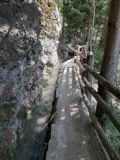Foto: Wolfgang Dröthandl / Wandertour / Leitenwaal und Bergwaal ober Schluderns / Das Geländer ist durchaus sinnvoll... / 14.11.2021 22:40:27