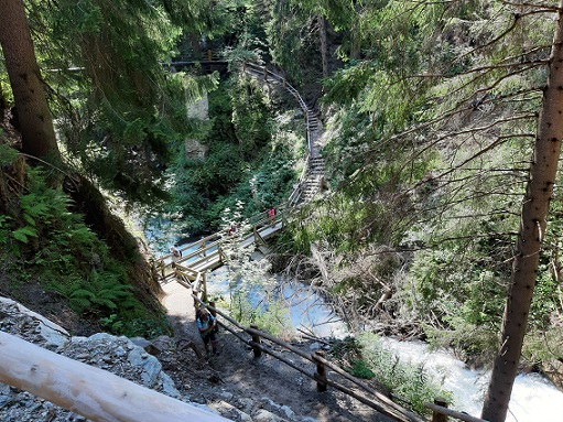 Foto: Wolfgang Dröthandl / Wandertour / Leitenwaal und Bergwaal ober Schluderns / Brücke über den Saldurbach - Ende Leitenwaal, für uns Beginn des Bergwaals; ein eindrucksvoller Ort! / 14.11.2021 22:39:36