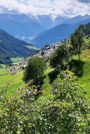 Foto: Wolfgang Dröthandl / Wandertour / Matscher Ackerwaal / Dorf Matsch rückt wieder näher, Ortler wolkenverhangen / 17.11.2021 22:00:44