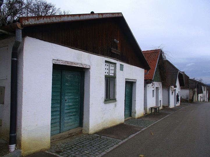 Foto: Andreas Koller / Wandertour / Rundwanderweg Buchbergwald (417m) / Weinkeller / 13.12.2021 00:27:34