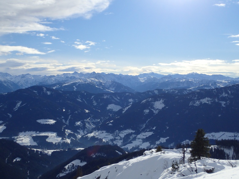 Foto: Manfred Karl / Skitour / Über das Rosnerköpfl auf die Bischlinghöhe / Ausblick in die Tauernberge / 11.01.2022 07:02:29