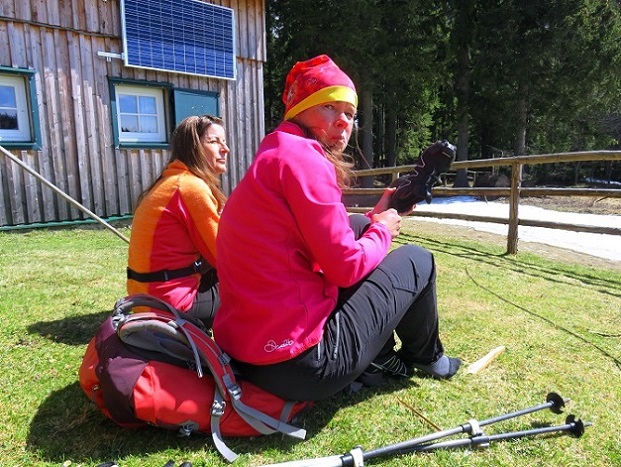 Foto: Andreas Koller / Wandertour / Südroute zum Kreuzschober (1410m) / Rast bei der Kaarlhütte / 17.03.2022 00:01:33