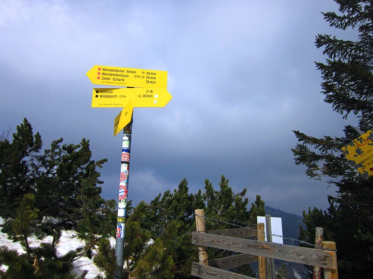 Foto: Andreas Koller / Schneeschuhtour / Zwei Schneeschuh-Gipfel im Wendelstein (1720m) / In der Scharte zwischen Seewand und Wildalpjoch / 28.04.2022 23:36:14