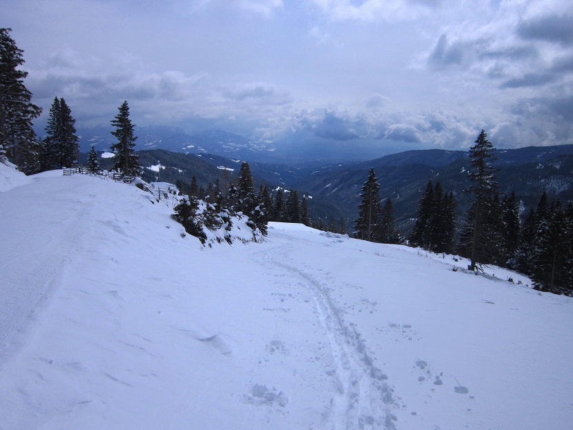 Foto: Andreas Koller / Skitour / Von der Seetalerhütte auf den Hohenwart (1818m) / Blick nach S ins Lavanttal / 29.04.2022 00:32:09
