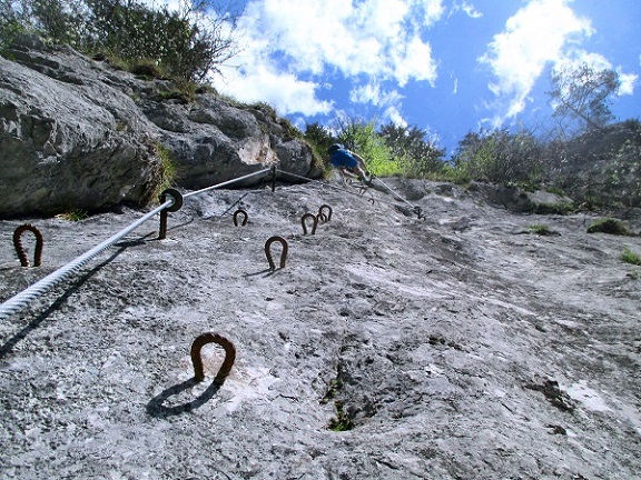 Foto: Andreas Koller / Klettersteigtour / Falkenstein Klettersteig (965m) / Ottos Sonnenplatten / 20.05.2022 00:54:57