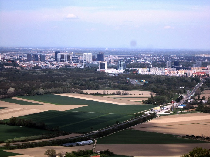 Foto: Andreas Koller / Wandertour / Hauptstadtblick von der Königswarte (344m) / Ganz nah: Bratislava / 22.06.2022 01:09:22