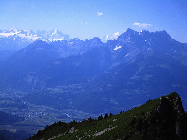 Foto: Andreas Koller / Klettersteigtour / Via ferrata Tour dŽAi (2331m) / Ausgangspunkt Berneuse mit Blick zum Montblanc / 05.08.2022 13:47:05