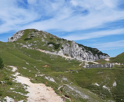 Foto: Wolfgang Dröthandl / Wandertour / Hochobir vom Schaidasattel / Gipfelaufbau Hochobir vom Simon Rieger - Steig, rechts die Ruine des Rainerhauses / 02.09.2022 14:59:16