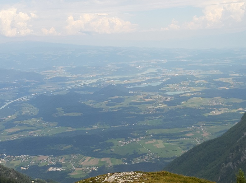 Foto: Wolfgang Dröthandl / Wandertour / Hochobir vom Schaidasattel / Tiefblick nach Norden auf Drau, Völkermarkt, Klopeiner See und Turnersee / 02.09.2022 14:56:36