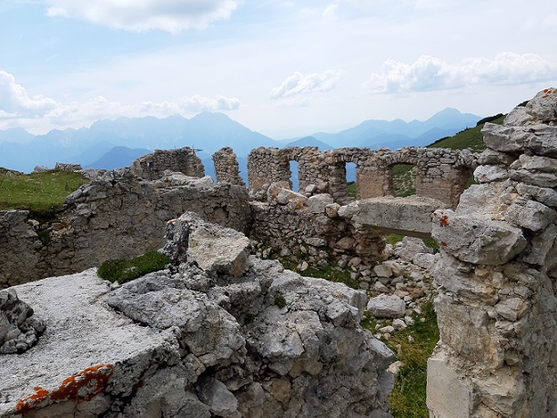 Foto: Wolfgang Dröthandl / Wandertour / Hochobir vom Schaidasattel / Ruine des alten Rainerhauses (zerstört im Zweiten Weltkrieg) unterhalb des Gipfelkegels / 02.09.2022 14:55:20