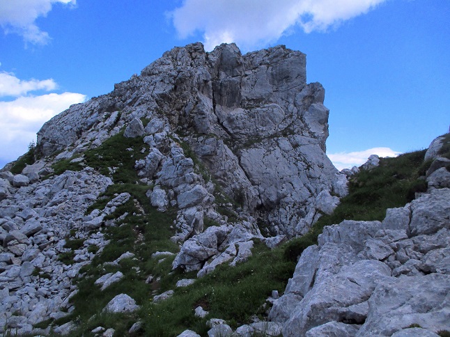 Foto: Andreas Koller / Klettersteigtour / Leichte Klettersteigrunde am Nassfeld (2079m) / Rückblick Torre Clampil / 13.09.2022 01:16:57