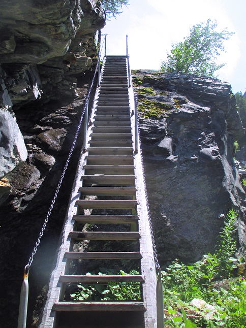 Foto: Andreas Koller / Klettersteigtour / Gorges de Mauvoisin 1: Via ferrata Saxifrage (1763m) / ... Holztreppen / 16.09.2022 01:19:37