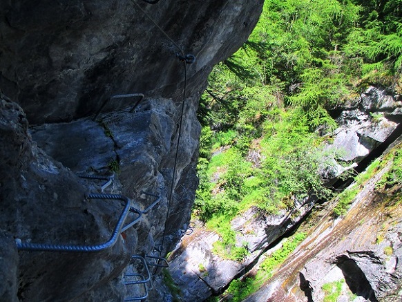 Foto: Andreas Koller / Klettersteigtour / Gorges de Mauvoisin 1: Via ferrata Saxifrage (1763m) / Ausgesetzte Passage in der VF Saxifrage / 16.09.2022 01:20:49