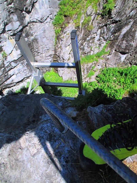 Foto: Andreas Koller / Klettersteigtour / Gorges de Mauvoisin 1: Via ferrata Saxifrage (1763m) / Ausstieg auf einem Felsabsatz über der Schlucht / 16.09.2022 01:17:26