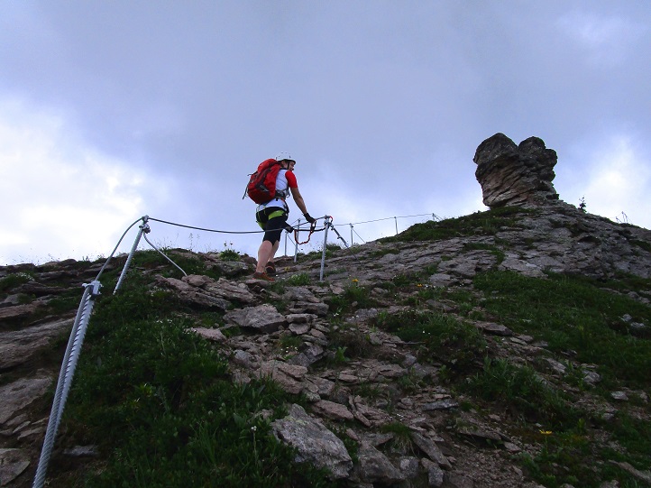 Foto: Andreas Koller / Klettersteigtour / Via ferrata dei Laghi Cermis Skyline inkl. zwei Gipfel (2535m) / Die ersten Meter am Drahtseil / 04.10.2022 00:53:11