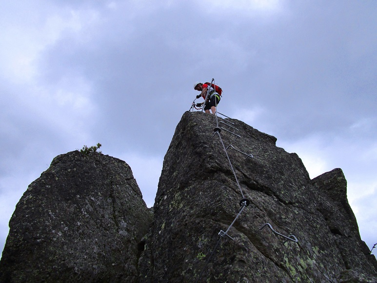 Foto: Andreas Koller / Klettersteigtour / Via ferrata dei Laghi Cermis Skyline inkl. zwei Gipfel (2535m) / Am Bombasel Highway / 04.10.2022 00:55:16