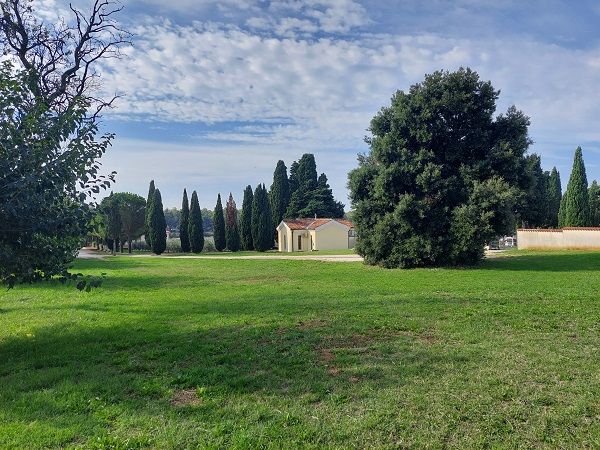 Foto: Rupert Gredler / Wandertour / Savudrija-Punta Runde / Am Friedhof entlang. / 26.10.2022 11:42:46