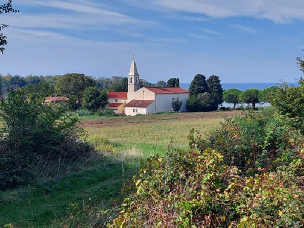 Foto: Rupert Gredler / Wandertour / Savudrija-Punta Runde / Wir lassen die Kirche hinter uns. / 26.10.2022 11:44:08