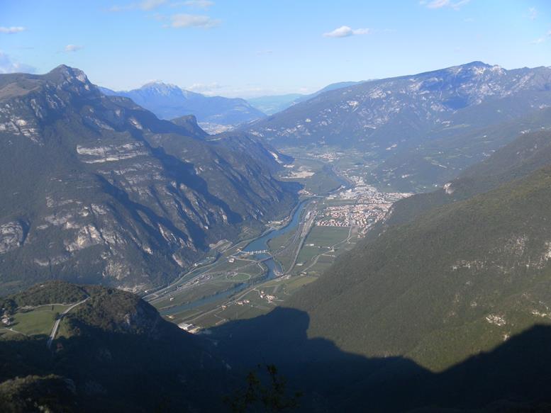 Foto: Wolfgang Lauschensky / Wandertour / M. Castelberto und Cima Borghetto (Busoni) / Tiefblick vom Ende des Tunnels nach Ala im
Vallagarina / 11.11.2022 00:14:00