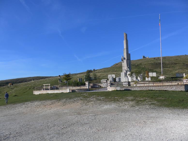 Foto: Wolfgang Lauschensky / Wandertour / Cima Corno d’Aquilio über Monte Cornetto und Corno Mozzo / Kriegerdenkmal am Passo Fittanze / 15.11.2022 00:29:27