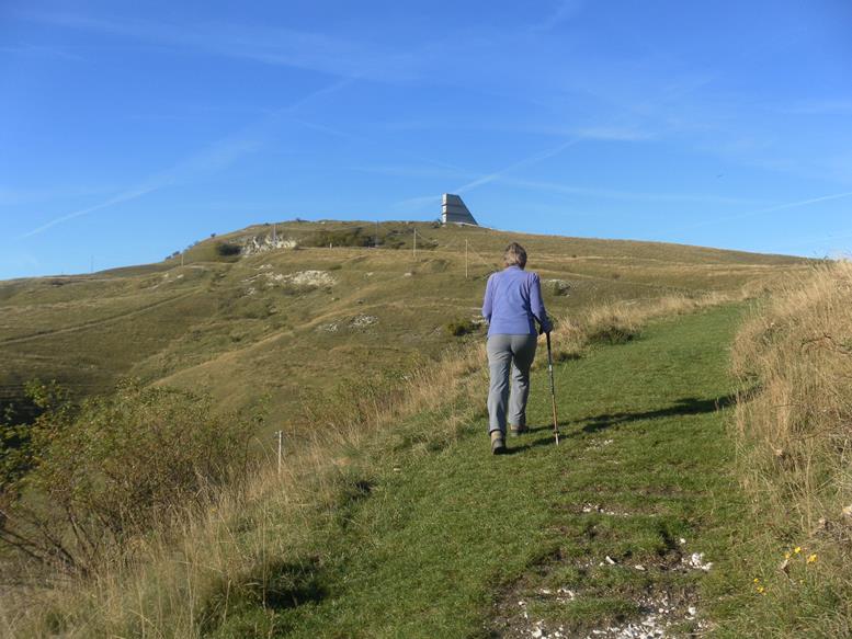 Foto: Wolfgang Lauschensky / Wandertour / Cima Corno d’Aquilio über Monte Cornetto und Corno Mozzo / Monte Cornetto mit weit sichtbarem Betonturm / 15.11.2022 00:29:22