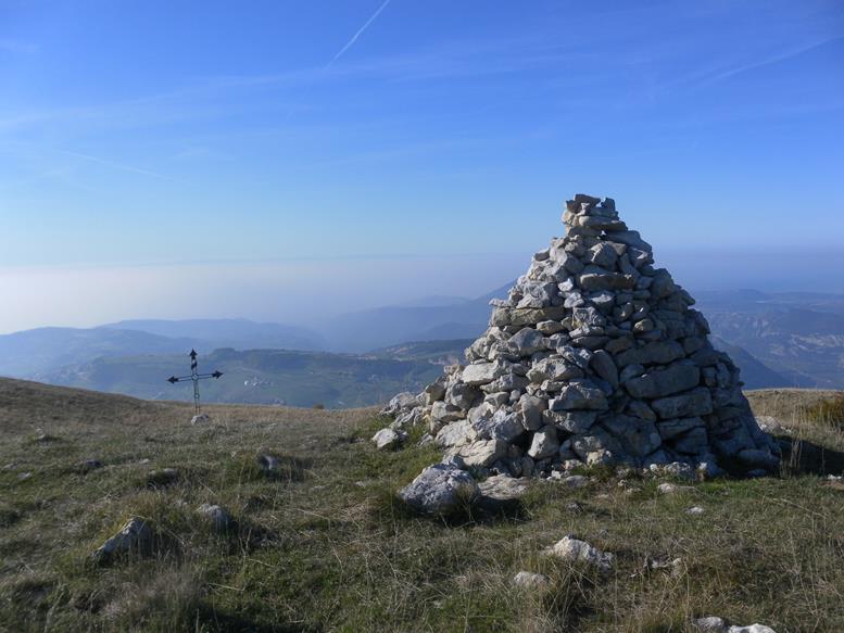 Foto: Wolfgang Lauschensky / Wandertour / Cima Corno d’Aquilio über Monte Cornetto und Corno Mozzo / Corno Mozzo über der Lessinischen Hochebene / 15.11.2022 00:29:08