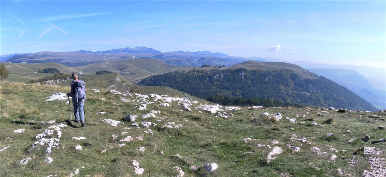Foto: Wolfgang Lauschensky / Wandertour / Cima Corno d’Aquilio über Monte Cornetto und Corno Mozzo / Corno Mozzo und Monte Cornetto vom Nordrücken
des Corno d'Aquilio / 15.11.2022 00:28:40