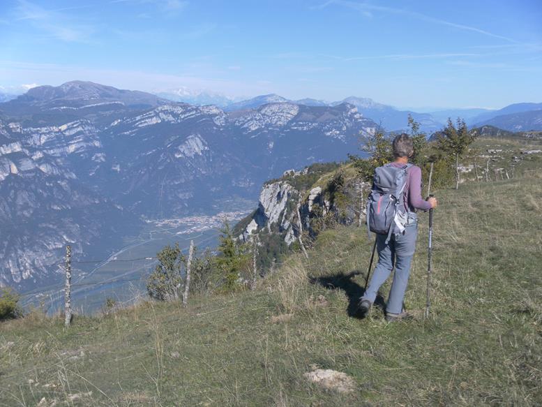Foto: Wolfgang Lauschensky / Wandertour / Cima Corno d’Aquilio über Monte Cornetto und Corno Mozzo / Abbruchskante ins Etschtal / 15.11.2022 00:28:35