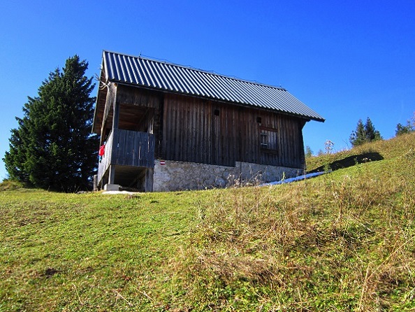 Foto: Andreas Koller / Wandertour / Am Mariazeller Gründerweg auf den Großen Zellerhut (1639m) / Hütte kurz vor dem Zellersattel / 24.11.2022 23:50:25