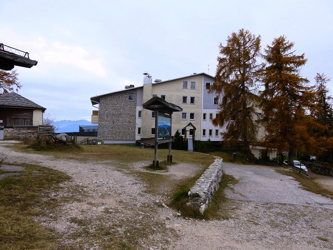 Foto: Andreas Koller / Wandertour / Vom Mendelpass auf den Penegal (1737m) / Am Penegal mit Panorama Hotel / 16.01.2023 23:37:38