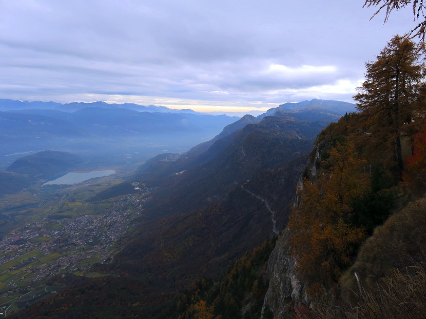 Foto: Andreas Koller / Wandertour / Vom Mendelpass auf den Penegal (1737m) / Entlang der Abbruchkante zurück / 16.01.2023 23:37:02
