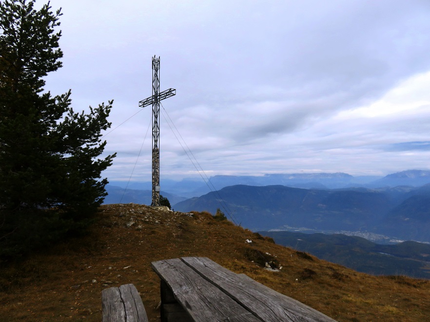 Foto: Andreas Koller / Wandertour / Vom Mendelpass auf den Penegal (1737m) / Beim Kreuz am Penegal / 16.01.2023 23:35:17