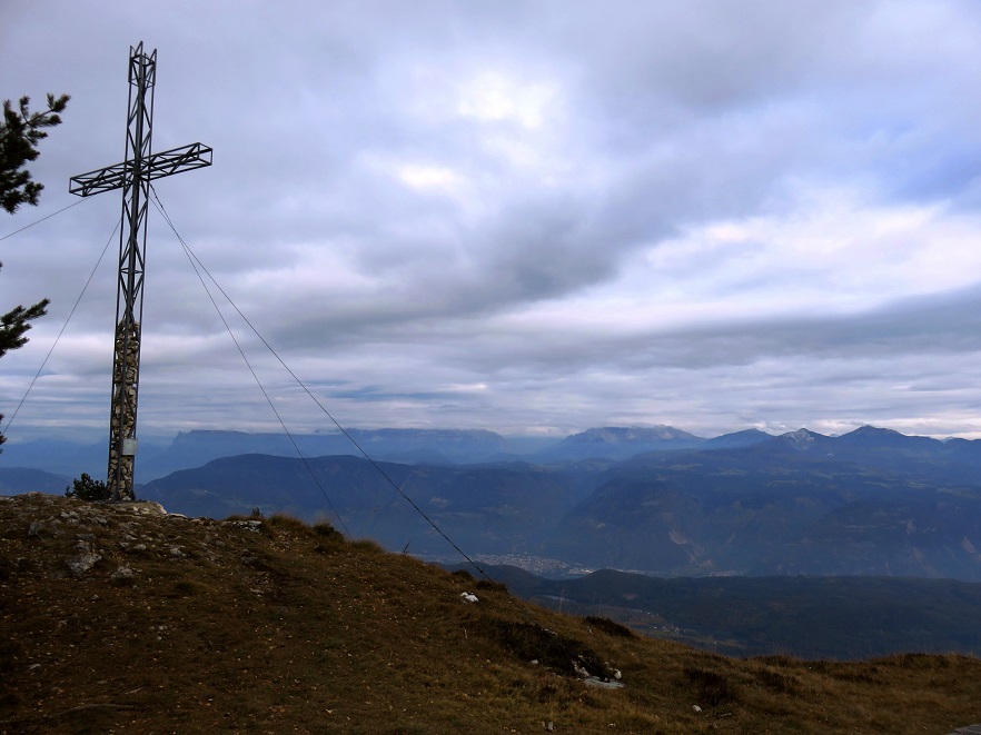 Foto: Andreas Koller / Wandertour / Vom Mendelpass auf den Penegal (1737m) / Abstieg vom Penegalkreuz / 16.01.2023 23:34:18