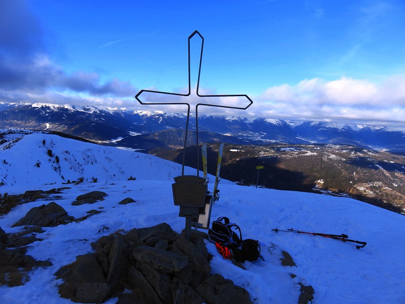 Foto: Andreas Koller / Skitour / Platschalmen und Hühnerleitennock (2182m) / Am Kreuzgipfel des Hühnerleitennock / 25.01.2023 00:47:21
