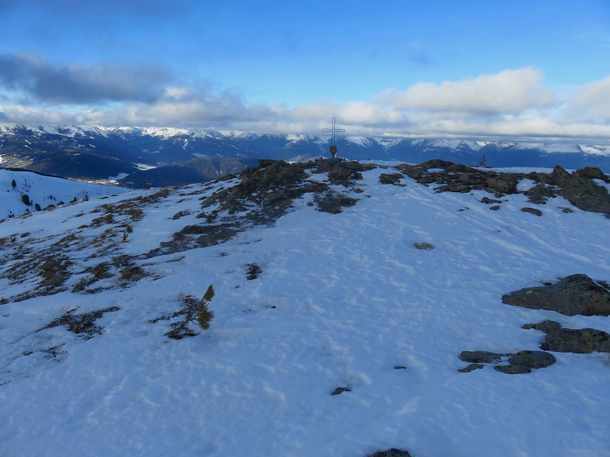 Foto: Andreas Koller / Skitour / Platschalmen und Hühnerleitennock (2182m) / Blick zum Kreuzgipfel vom Hauptgipfel / 25.01.2023 00:45:46