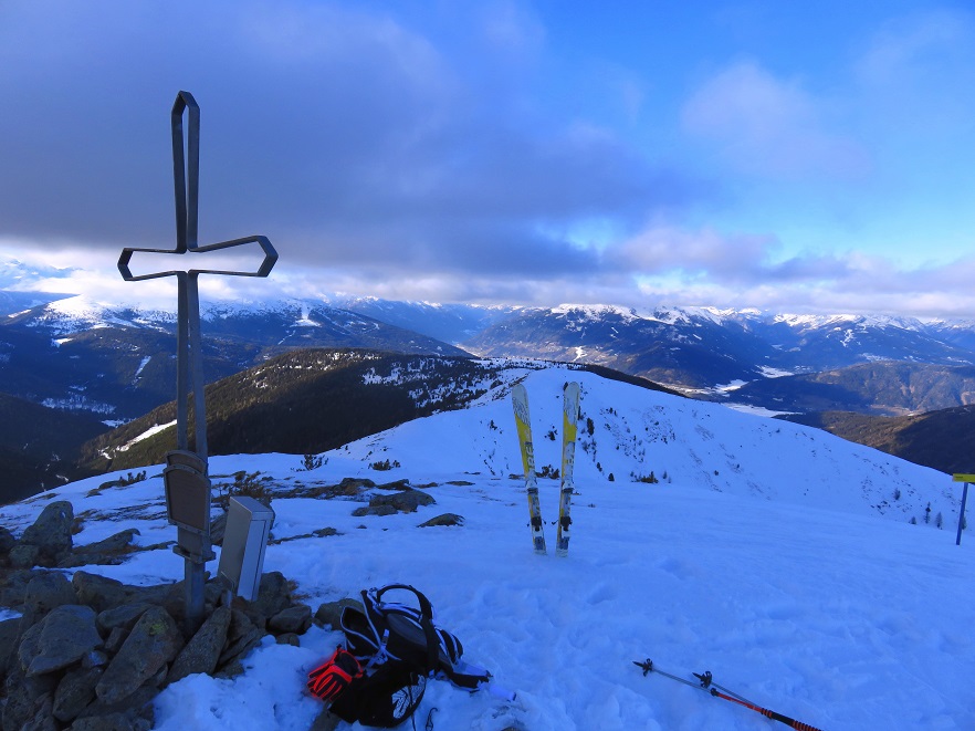 Foto: Andreas Koller / Skitour / Platschalmen und Hühnerleitennock (2182m) / Abschied vom Gipfel / 25.01.2023 00:44:49