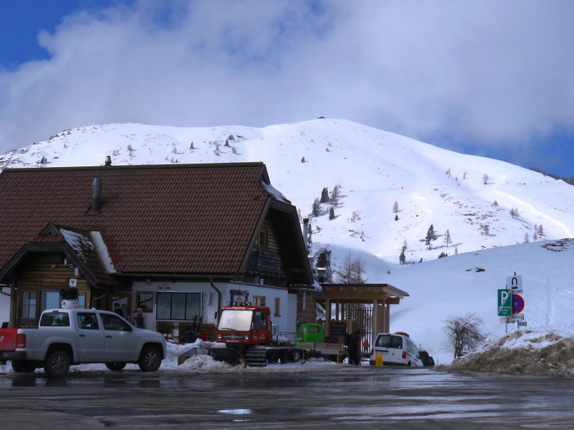 Foto: Andreas Koller / Schneeschuhtour / Panorama-Schneeschuhtour auf den Dobratsch (2166m) / Rosstrattenstüberl / 18.04.2023 01:40:14