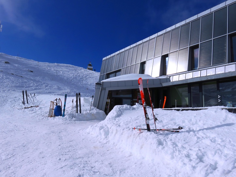 Foto: Andreas Koller / Schneeschuhtour / Panorama-Schneeschuhtour auf den Dobratsch (2166m) / Dobratsch Gipfelhaus / 18.04.2023 01:35:18