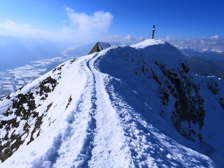 Foto: Andreas Koller / Schneeschuhtour / Panorama-Schneeschuhtour auf den Dobratsch (2166m) / Gipfelgrat zum Kreuz / 18.04.2023 01:34:50
