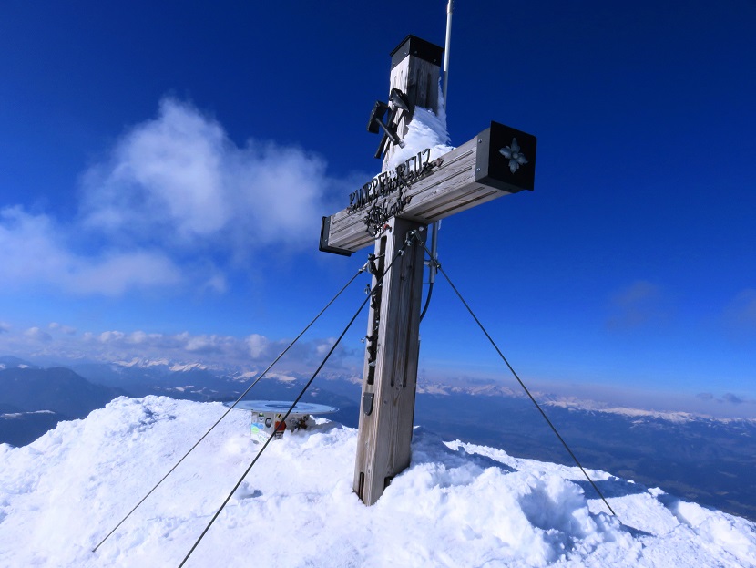 Foto: Andreas Koller / Schneeschuhtour / Panorama-Schneeschuhtour auf den Dobratsch (2166m) / Gipfelkreuz Dobratsch / 18.04.2023 01:34:18