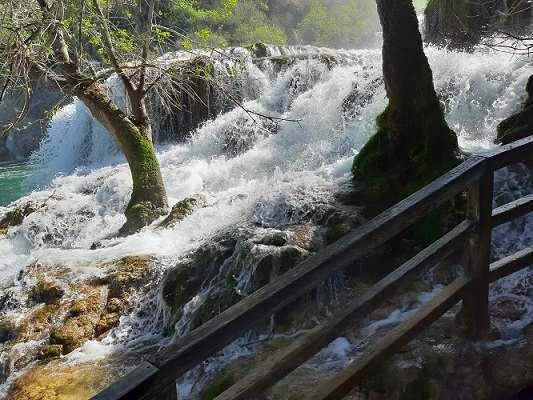 Foto: Wolfgang Dröthandl / Wandertour / Krka - Wasserfälle / Aufstieg nah am Wasser / 29.04.2023 19:55:38