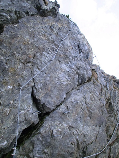 Foto: Andreas Koller / Klettersteigtour / Spieljoch Klettersteig (1920m) / Wiederaufstieg gleich neben dem Klettergarten und
der Abstiegsroute (rechts) / 06.06.2023 23:58:00