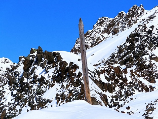 Foto: Andreas Koller / Skitour / Genusstour ins Hauslabjoch (3284m) / Stangenzeichen auf dem Köpfl / 16.06.2023 01:34:51