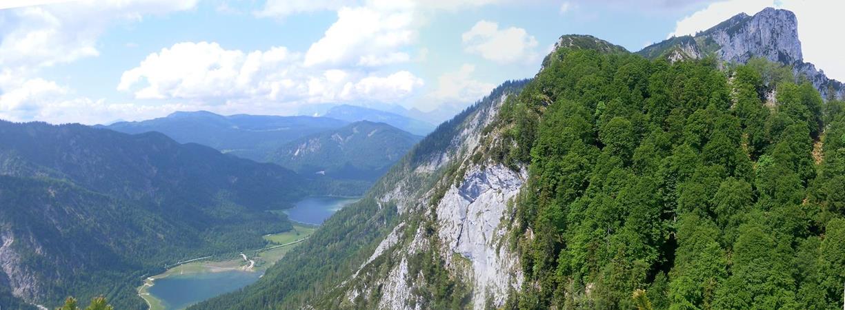 Foto: Wolfgang Lauschensky / Wandertour / Schlösselschneid 1416m Südanstieg /  Gipfelblick zur Hörndlwand über dem Weitsee / 28.07.2023 17:03:37