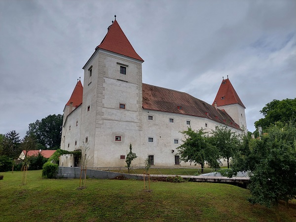 Foto: Rupert Gredler / Wandertour / Von Orth an der Donau nach Eckartsau und retour / Schloss Orth mit Nationalparkzentrum / 31.08.2023 18:52:41